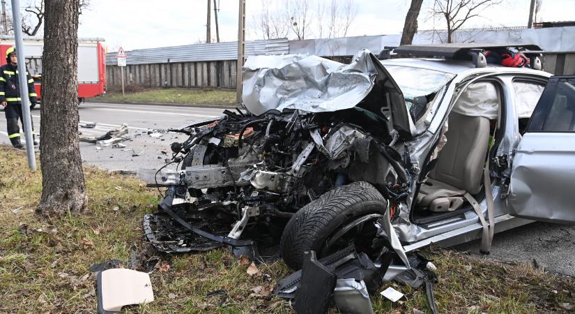 BMW-vel ütközött a BKK egyik járata Kőbányán, 3 embert vágtak ki a roncsokból