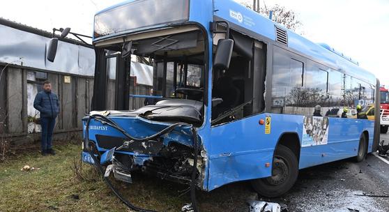 Frontálisan ütközött egy autó és egy BKK-busz Kőbányán – fotók