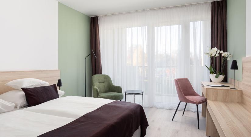 Új fákat telepít Egerben a Hunguest Hotels