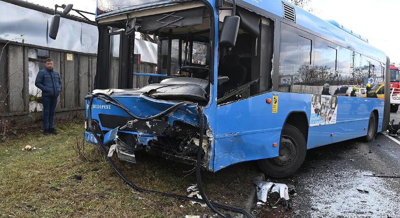 Súlyos buszbaleset Budapesten, felismerhetetlenné váltak a járművek