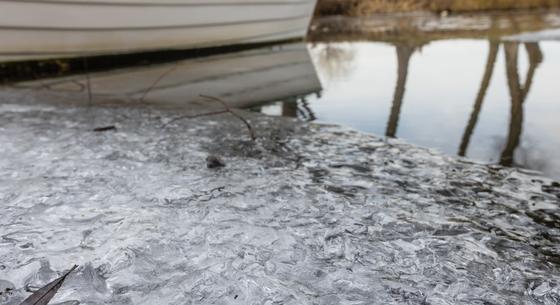 Az orkán erejű szél miatt jégszobrok lepték el a Balaton déli partját