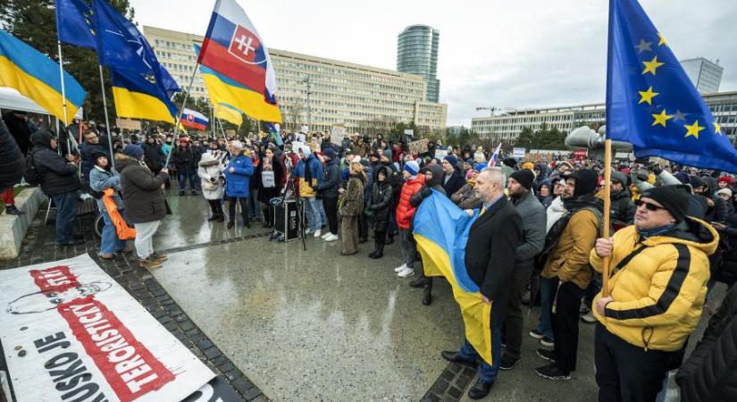 Elfajult az üzengetés, aztán Robert Fico pozsonyi találkozóra hívta Volodimir Zelenszkijt, aki viszont Kijevbe várja a szlovák kormányfőt