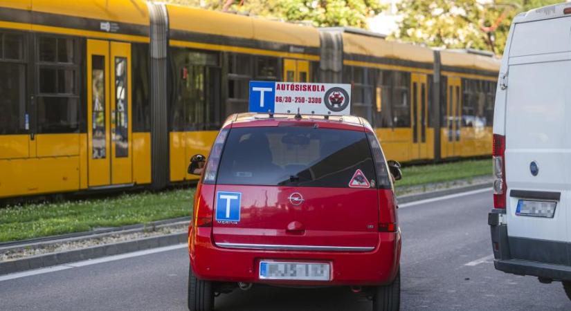 Nem népszerű a kormányzati ingyenjogsi-rendszer, eddig kevés iskola szervezett KRESZ-vizsgát