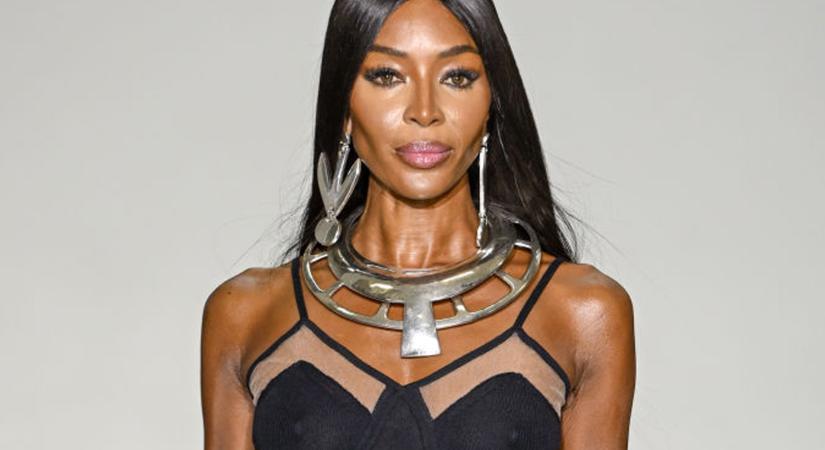 Ez ám a meglepetés: az 54 éves Naomi Campbell megmutatta ritkán látott gyerekeit