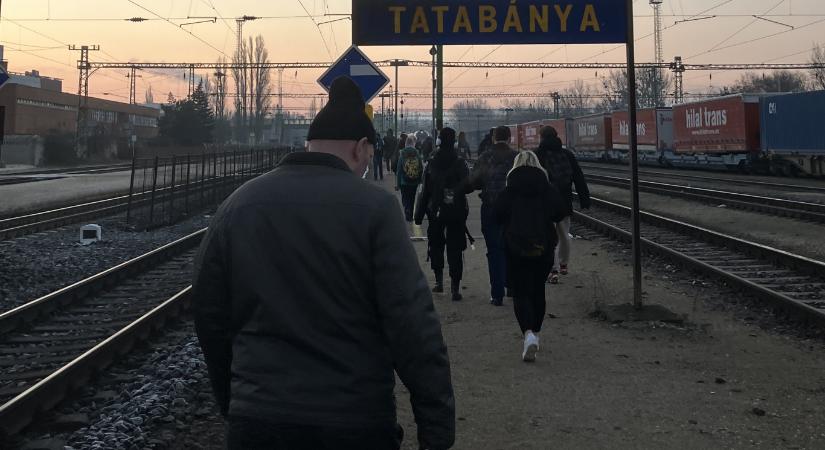 Műszaki hiba miatt Tatabányáig tartó sétával indították a napot a vonatozók