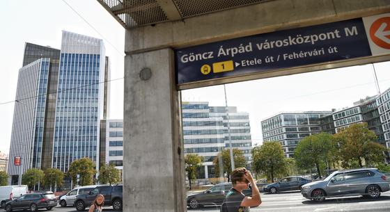 Autó és villamos karambolozott a rendőrség székháza előtt