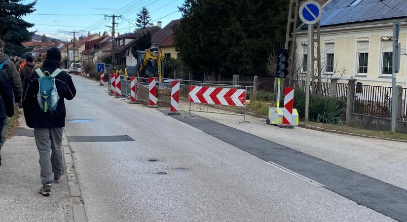 Javítják az útburkolatot Sopronban, félpályás útlezárásra kell figyelni