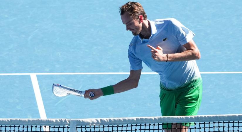 Botrány az Australian Openen, az orosz klasszis szétverte a kamerát  videó