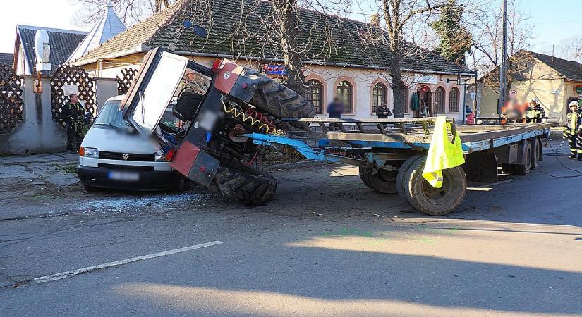 Kisteherautóba hajtott, majd felborult egy traktor