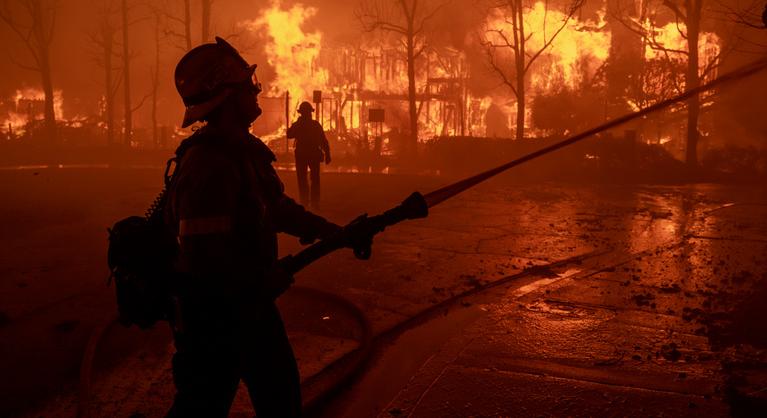 Csodával határos módon elkerülték a lángok egy Los Angeles-i házaspár otthonát