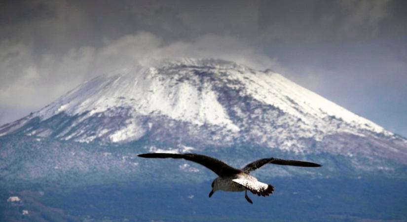 Havas a nápolyi Vezúv és a szicíliai Etna vulkán teteje