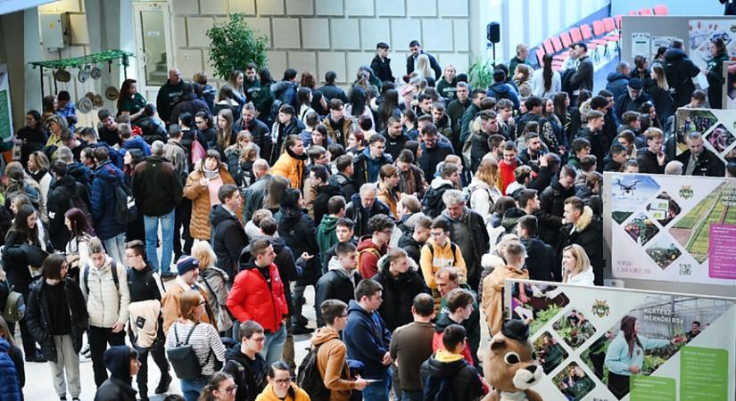 Zsúfolásig megtelt a Debreceni Egyetem Böszörményi úti campusa a MÉK nyílt napján