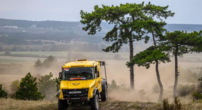 Drámai fordulat a Dakaron - Kovács Miklós gerincsérülése miatt a Qualisport a 15. helyről a verseny feladására kényszerült