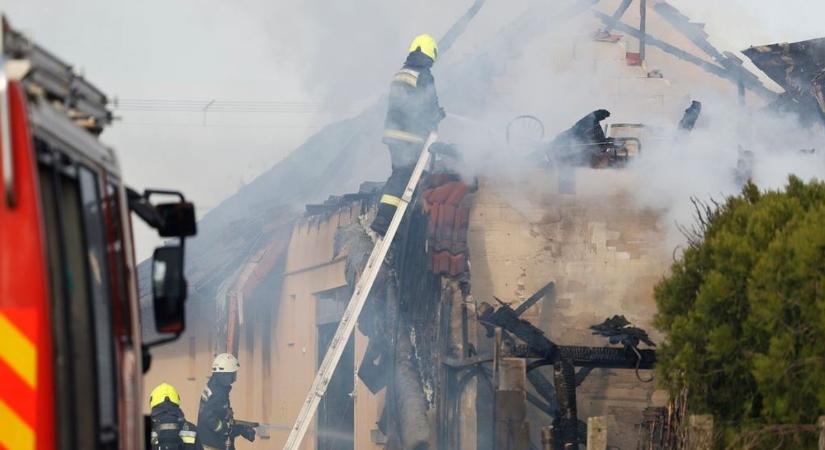 Közel száz ember otthona vált a tűz martalékává Bács-Kiskunban – galériával