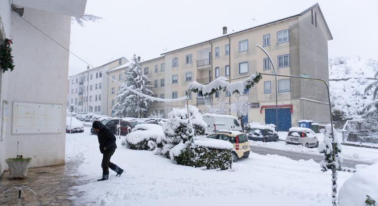 Fennakadást okozott a közlekedésben a hirtelen érkezett téli időjárás Olaszországban