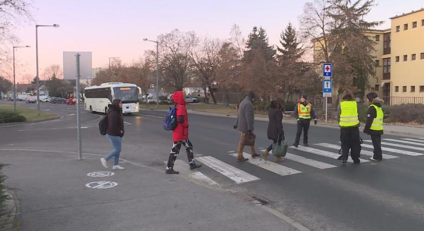 Közösségi szolgálat: A Vak Bottyán Gimnázium diákjai segítik az átkelést