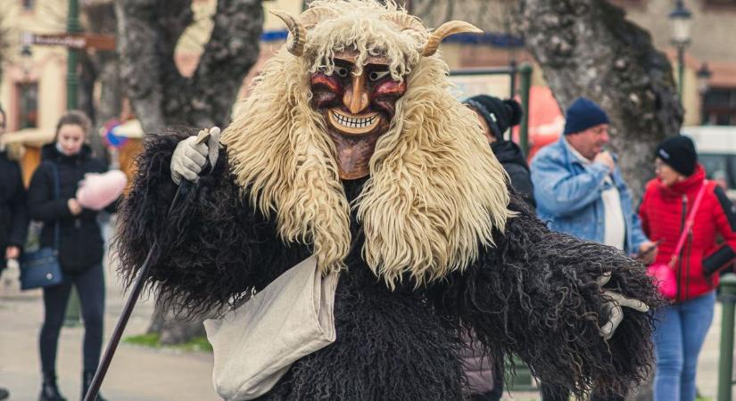 Munkálkodik a cimbalmos