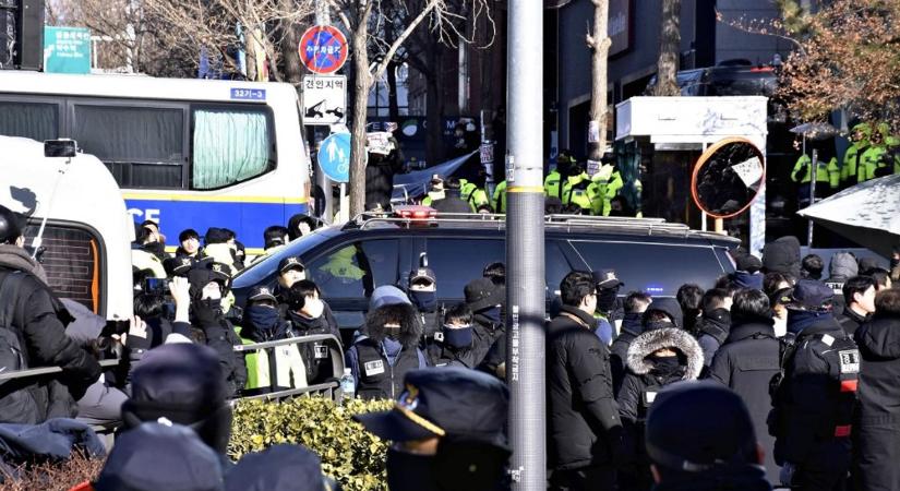 Őrizetbe vették a lázadással vádolt, posztjáról felfüggesztett dél-koreai elnököt  videó