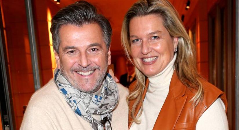 Thomas Anders 52 éves felesége köldökig kivágott estélyibe bújt: a merész szettjét 11 évvel ezelőtt viselte először