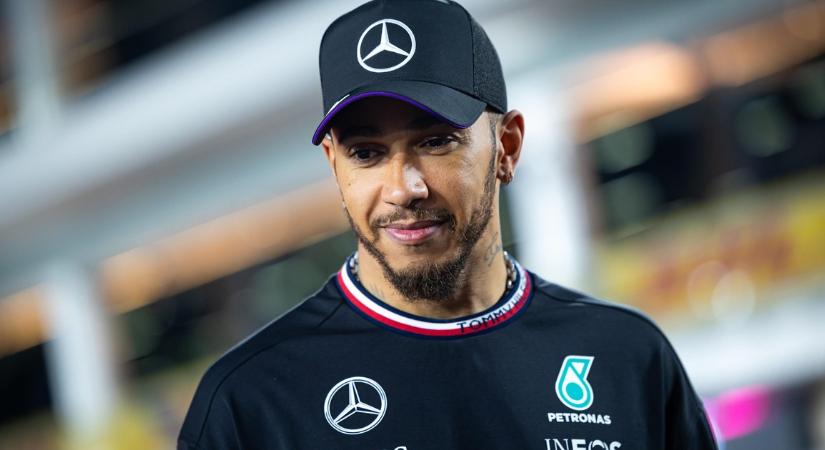 Lewis Hamilton újra szerelmes? A Modern család 12 évvel idősebb bombázójával randizott – fotó