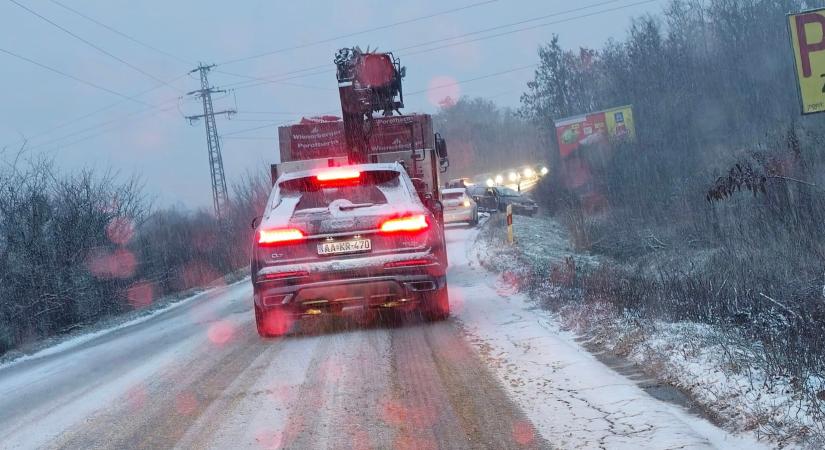 A hóesés miatt járhatatlanok egyes útszakaszok a budai agglomerációban, késnek a vonatok