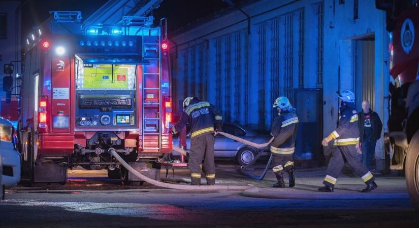 Tűz ütött ki egy debreceni csarnokban, negyvenegy embert kellett kimenekíteni!