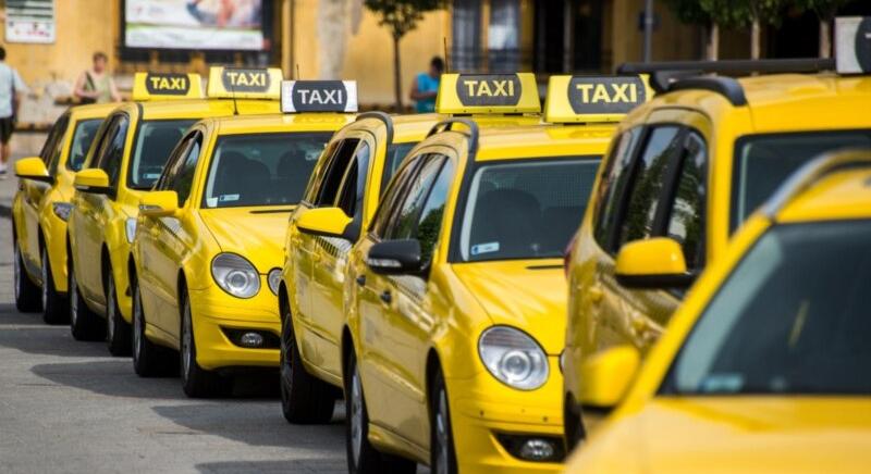 Taxistüntetés jön Budapesten, újabb különleges kedvezményeket követelnek