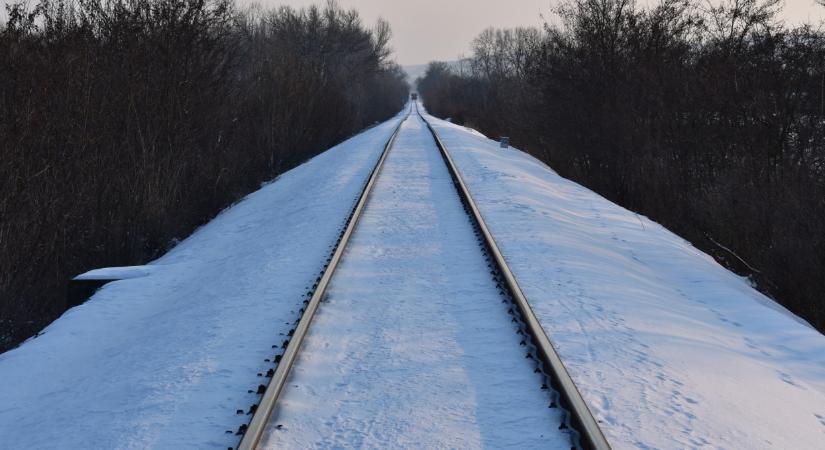 Letérdelt a MÁV, beütött a hókáosz: több vonalon is késésre, buszos pótlásra kell számítani