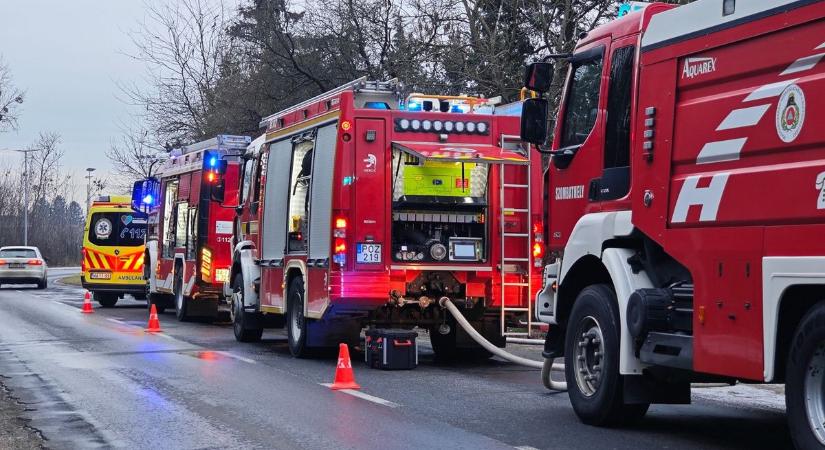 Kigyulladt a ház, megsérült egy ember Szombathelyen - fotók