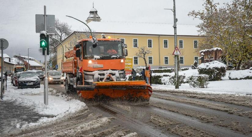 Gyöngyösön elősózott járdákkal és utakkal várják a szerdai havazást