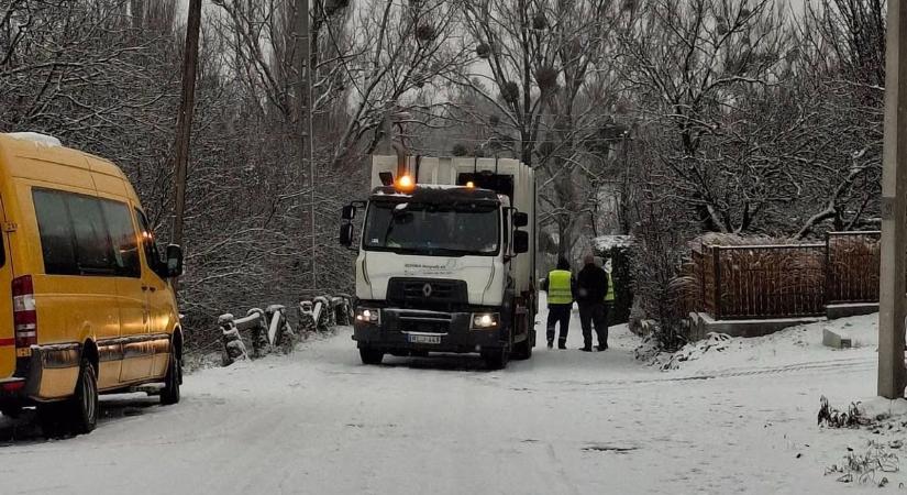 Vesztegzár: Elakadt a teherautó az út közepén