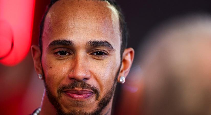 A 40 éves Lewis Hamilton egy 52 éves nőbe szerethetett bele: elképesztő a kinézete, egy igazi díva és ő az