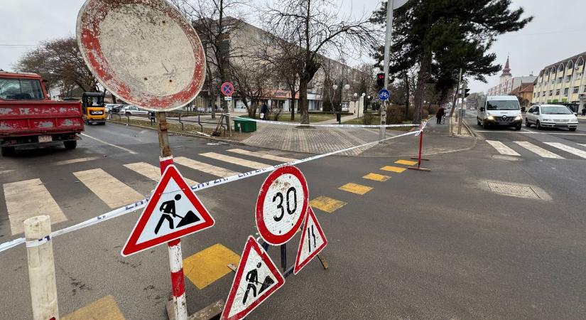 Csőtörés nehezíti a közlekedést Hajdúszoboszlón – fotókkal!