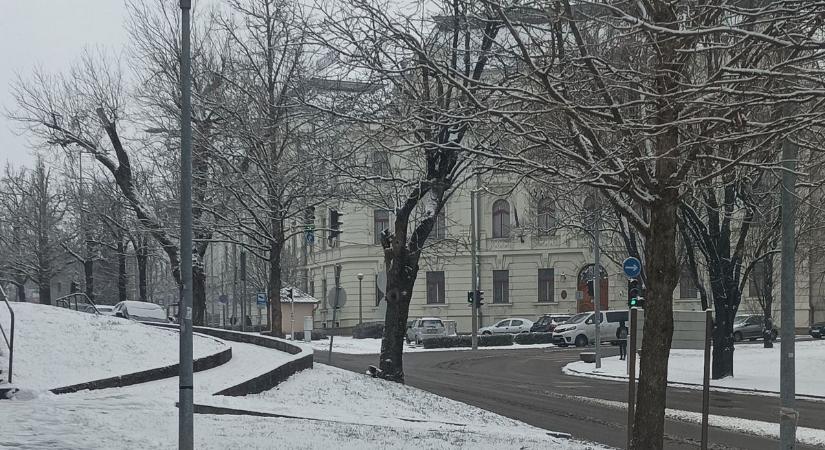 A buszközlekedésben is okoz gondokat a hó Hevesben, Egercsehinél teljes útzár is van, kamionok állnak az utakon