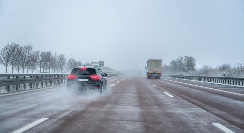 Kiszakadt a hátsó tengelye a szalagkorlátnak csapódó autónak az M3-ason