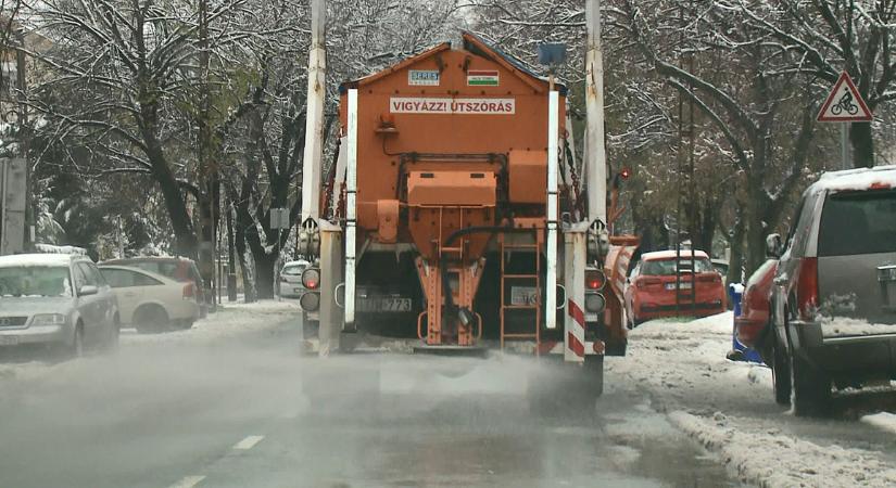 Újra itt a hó, elindultak a munkagépek Debrecenben