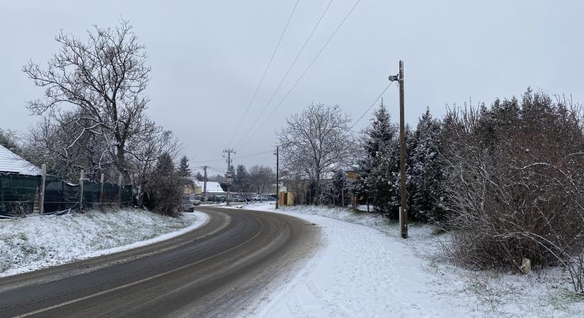 Újabb bejárás a Sokorópátkai úton: tavasszal kezdődhet a járdaépítés