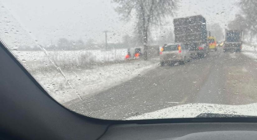 Keményen odacsapott a tél a vármegyének, egymás után törnek az autók