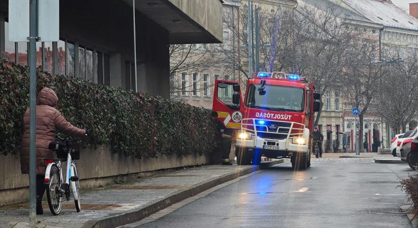 Tűzriadó volt a szombathelyi városházán, kiürítették az épületet - fotók