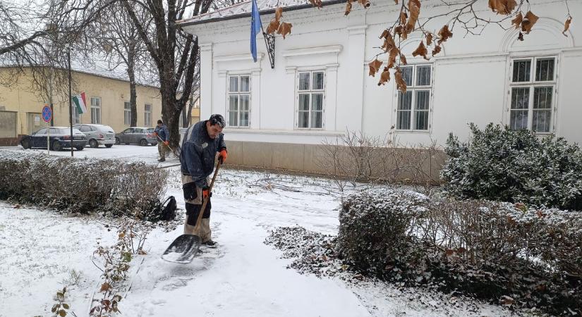 A Jászság felől tört be a havazás a térségbe, több településen is küzdenek a hóval