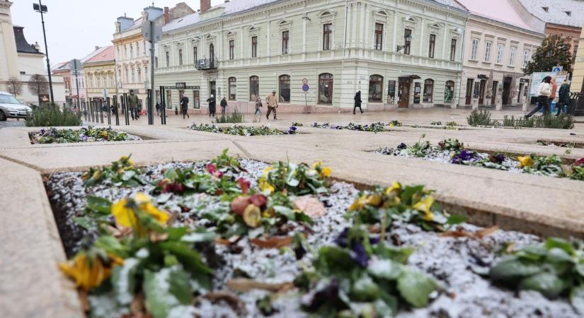 Nagy pelyhekben kezdett esni a hó Pécsen – VIDEÓ