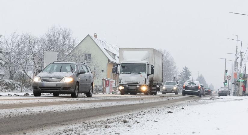 Baleset baleset hátán: az ország jelentős részén galibát okoz a havazás