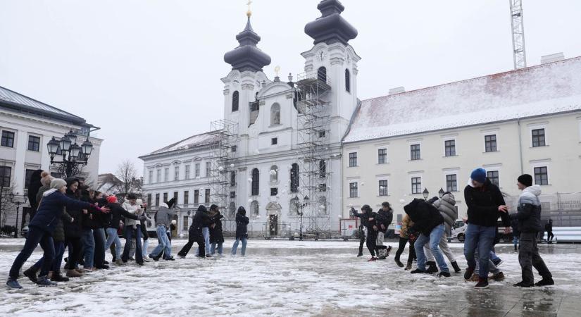 Rendhagyó informatika óra – Küzdelmes hógolyócsata a győri Széchenyi-téren – fotók, videó