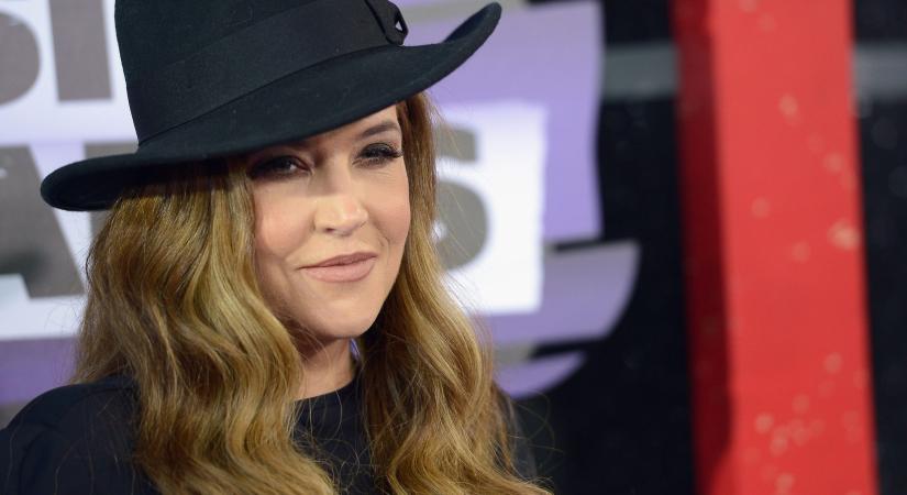 Ők Lisa Marie Presley 16 éves ikerlányai – csodálatos fotóval emlékeztek elhunyt édesanyjukra