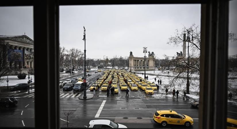 Száznál is több taxis tüntetett a Hősök terén