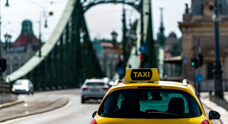 Több mint kétszáz autó vonult fel a budapesti taxis tüntetés miatt