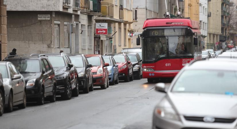 Nem segített a utcán heverő, törött lábú nőnek a trolivezető Budapesten - azt mondta, utasai vannak és továbbhajtott