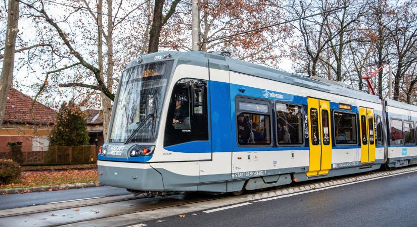 Sárgábbra fóliázzák a szegedi tram-traint, hogy az autósok ne menjenek neki