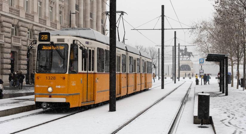 Útinform: sok helyen még mindig esik a hó, néhol köd is rontja a látási viszonyokat