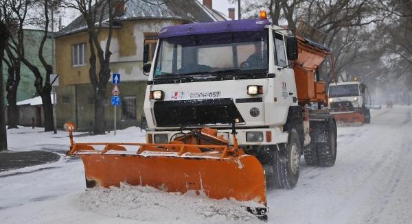 Nyolc járművel küzd a síkos utak ellen az A.K.S.D.